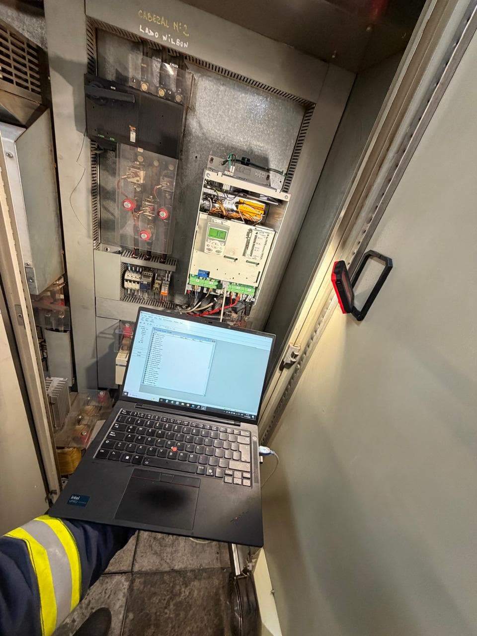 Ajuste de parámetros de un variador de frecuencia con el software de configuración.