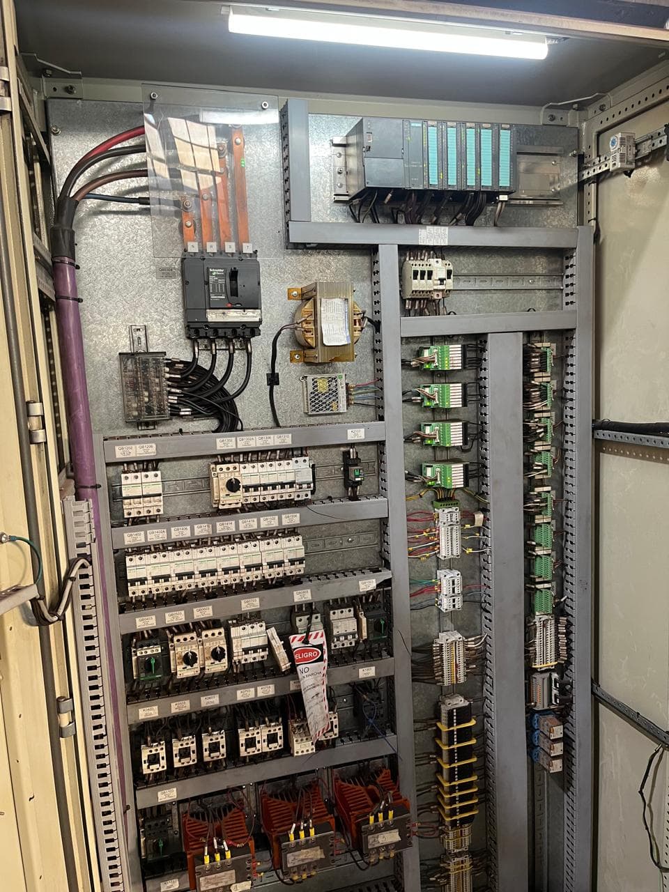 Tablero de control y potencia con PLC Siemens, protecciones y cableado identificado.