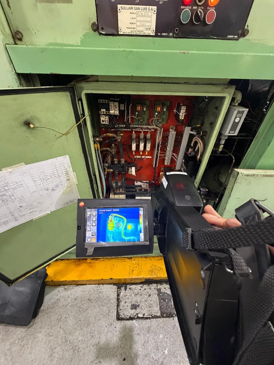 Termografía del tablero de un compresor para detectar puntos calientes antes de que fallen.